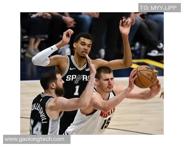 南京排球队在洲际杯中的默契配合展现出强大团队实力与战术执行力